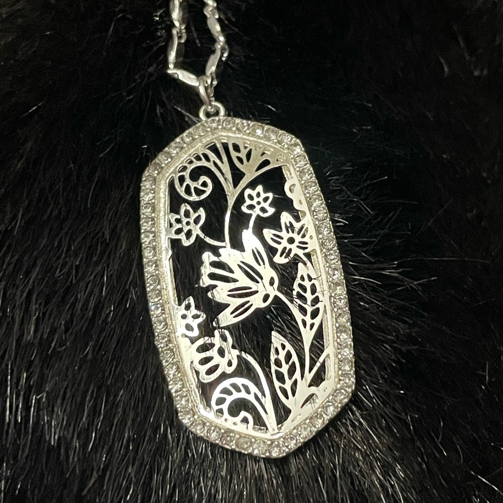 NWT LAUREN CONRAD LONG SILVER FILIGREE LASER CUT FLORAL PENDANT 33” SS SILVER